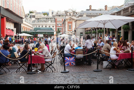 Menschen in einer Cafébar, Covent Garden, London WC2 UK Stockfoto