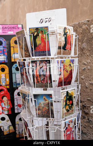 Rack mit Postkarten in Sevilla Spanien mit Bildern des spanischen Flamenco-Tänzer tanzen Stockfoto