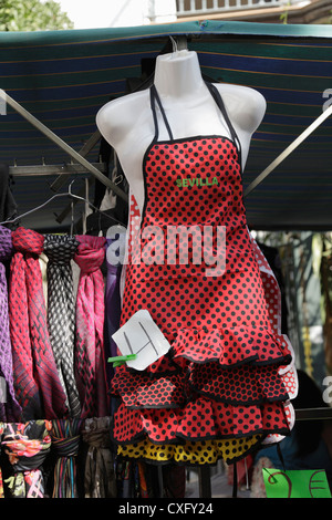 Souvenir-Shop mit Witz Küchenschürze im Stil einer Flamencotänzerin Kleid in Sevilla Spanien Stockfoto