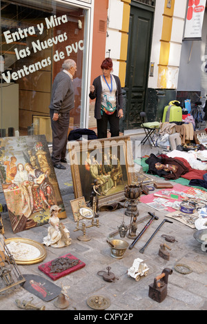 Menschen sprechen in der wöchentlichen Flohmarkt in la Macarena Viertel von Sevilla Stockfoto