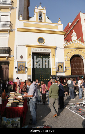 Wöchentlichen Flohmarkt durch die Capilla de Montesión, Calle Feria in la Macarena Viertel von Sevilla Stockfoto