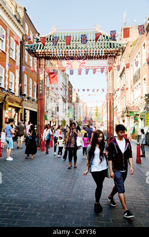 Chinatown Straße Szene, Gerrard Street, London W1D, UK Stockfoto
