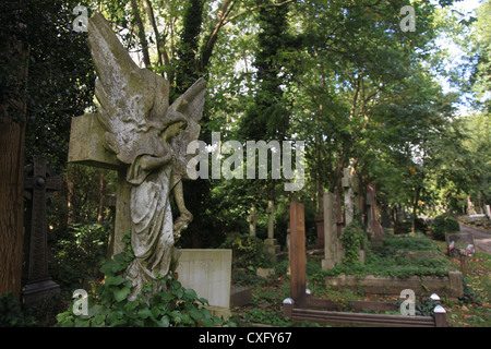 Die Highgate East Cemetery in London England Stockfoto