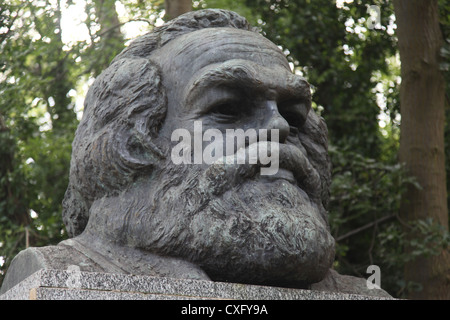 Karl-Marx-Kopf auf dem Highgate East Cemetery in London England Stockfoto