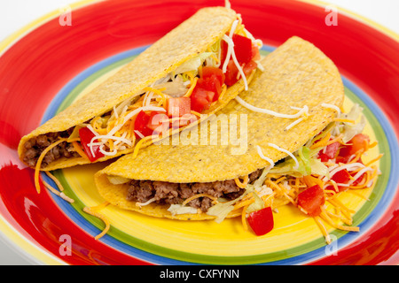 Rindfleisch Tacos auf einem bunten Teller Stockfoto