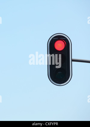 Rote Ampeln gegen blauen Himmel Hintergrund Stockfoto