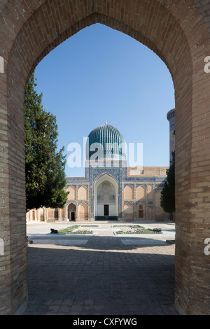 Ansicht der Fassade durch Eingangsbogen, Grab von Tamerlane, Samarkand, Usbekistan Stockfoto