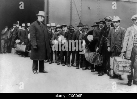 Einwanderer aus 'Prinzess Irene"gehen nach Ellis Island, 1910 Stockfoto