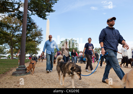 Eine große Gruppe von Menschen, die ihre Hunde - USA Stockfoto