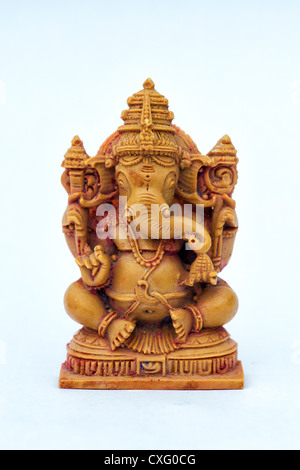 Hinduistische Elefantengott. Lord Ganesha Statue vor weißem Hintergrund Stockfoto