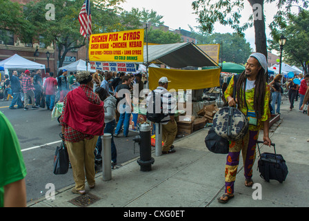 New York City, USA, Besucher, die das Brooklyn Street Festival, „Atlantic Antic“, Flohmarkt, man Walking und afroamerikaner genießen Stockfoto