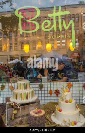 New York, NY, USA, amerikanische Kuchen am Schaufenster in der Bäckerei "Betty" in Brooklyn Shop Fenster Zeichen Stockfoto