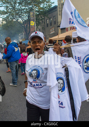 New York, NY, USA, Portrait Präsident Obama Unterstützer Militanten mit Frauen-Slogan T-Shirt, beim Brooklyn Street Festival, 'Atlantic Antic », afroamerikaner New york City Stockfoto