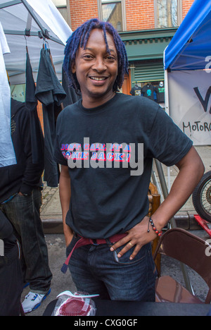 New York City, NY, USA, Unterstützer von Präsident Obama mit Slogan T-Shirt, beim Brooklyn Street Festival, 'Atlantic Antic', PORTRÄT VON GUY ON STREET, Afroamerikaner, T-Shirt-Slogans Stockfoto