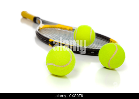 Tennisschläger mit drei gelben Kugeln auf einem weißen Hintergrund Stockfoto