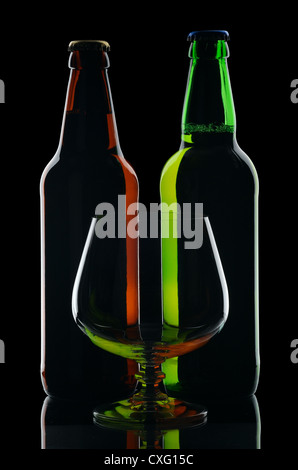 Flaschen Lagerbier aus grünen und braunen Glas isoliert auf einem schwarzen Hintergrund. Stockfoto