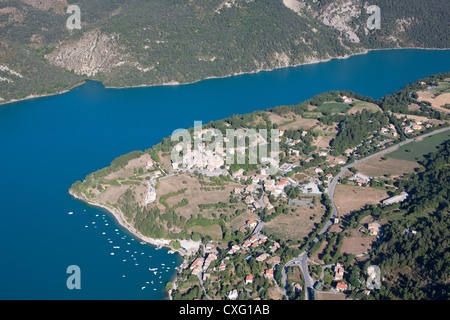 LUFTAUFNAHME. Lake Castillon, ein Stausee im Verdon River Valley. Saint-Julien-du-Verdon, Alpes-de-Haute-Provence, Frankreich. Stockfoto