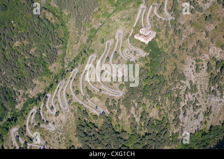 LUFTAUFNAHME. Serpentinen auf der alten Bergstraße, die zum Col de Tende führt. Alpes-Maritimes, Hinterland der französischen Riviera, Frankreich. Stockfoto