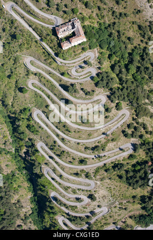 LUFTAUFNAHME. Serpentinen auf der alten Bergstraße, die zum Col de Tende führt. Alpes-Maritimes, Hinterland der französischen Riviera, Frankreich. Stockfoto