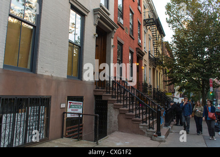 New York City, NY, USA, Menschen, die Brooklyn zu Fuß erkunden, Straßenszenen, Stadthäuser, Reihenhäuser, Gebäude aus braunen Steinhäusern, Gentrifizierung von Stadtgebieten in den USA Stockfoto