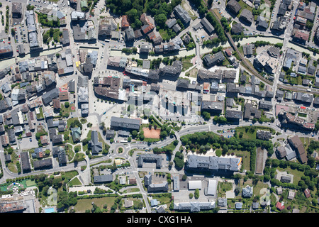 VERTIKALE LUFTAUFNAHME. Das Stadtzentrum von Chamonix und der Fluss Arve. Haute-Savoie, Auvergne-Rhône-Alpes, Frankreich. Stockfoto