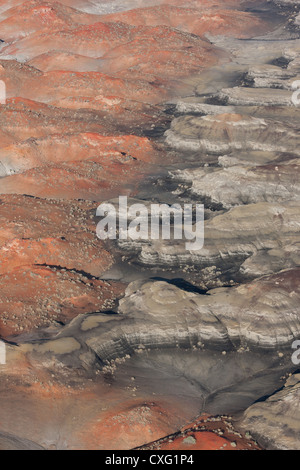 LUFTAUFNAHME. Badlands von bunten Sedimentgestein. Bisti De-Na-Zin Wilderness, San Juan County, New Mexico, USA. Stockfoto