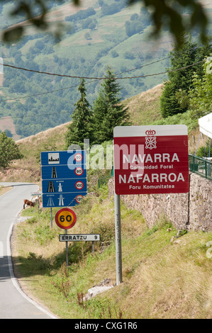 Spanischen Grenze in Navarra in den Pyrenäen Autofahren touring Fahrzeuggeschwindigkeit Geschwindigkeiten Beratung Ankündigung Roadsign Schilder Spanien Stockfoto