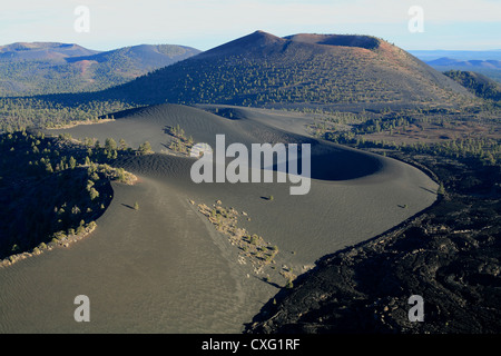 Schwarze Schlackenkegel im San Francisco-Vulkanfeld. Sunset Crater National Monument, in der Nähe von Flagstaff, Coconino County, Arizona, USA. Stockfoto