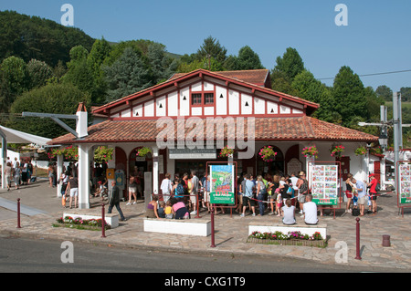 Berg-Station Le Petit Train De La Rhune Südwest Frankreich Bahnfahrgäste Tickets buchen Stockfoto