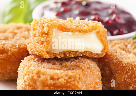 Camembert mit sauce Stockfoto