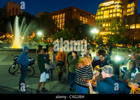 New York City, NY, USA, Greenwich Village, Nacht, Masse der Touristen, beobachtete Gruppe Musiker spielen Lieder, Durchführung im Washington Square Park Stockfoto