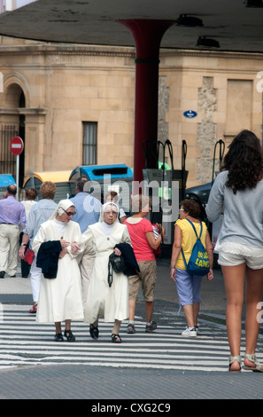 Zwei Nonnen in traditioneller Tracht überqueren Sie eine Straße in San Sebastian Nordspanien Stockfoto