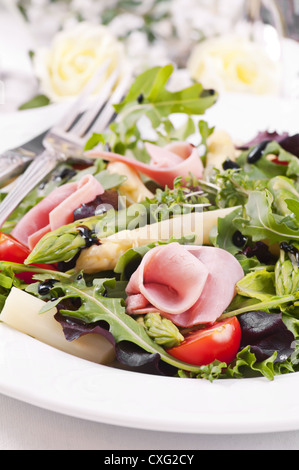 Rucola-Salat mit gekochten Schinken und Spargel-Tipps Stockfoto