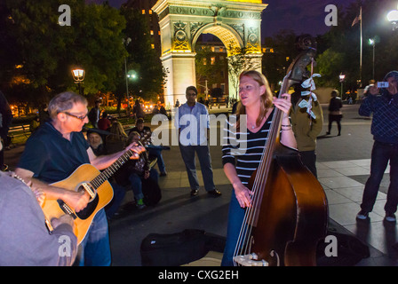 New York City, NY, USA, 'Greenwich Village', Sommernacht, Gruppenmusiker spielen Lieder im Washington Square Park, machen Musik öffentlich, nächtliche Stadtatmosphäre in den Vereinigten Staaten Stockfoto