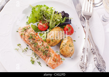 Lachssteak gegrillt mit Kartoffeln und Salat Stockfoto