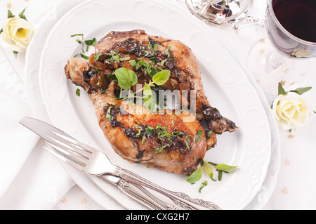 Hähnchenschenkel gebraten mit frischen Kräutern Stockfoto
