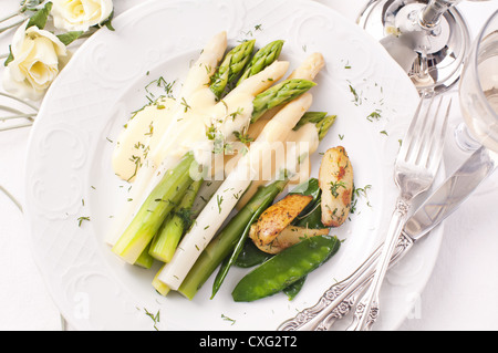 Spargel mit Kartoffeln und Zucker Druckknöpfen Stockfoto