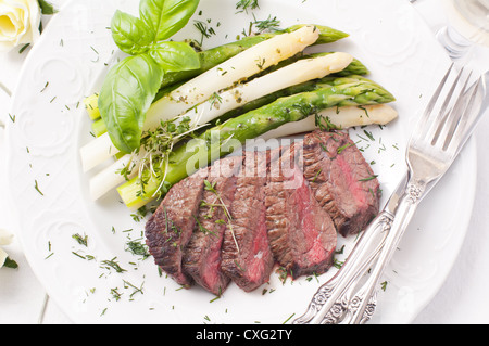 Spargel mit gegrilltem Rindfleisch medium Stockfoto