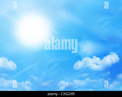 Dramatische blauer Himmel, Wolken und Sonne. Stockfoto