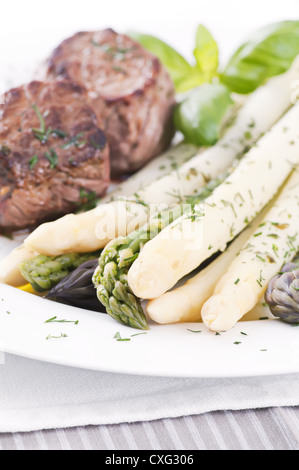 Spargel mit gegrilltem Rindfleisch Stockfoto