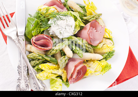 Spargelsalad mit Schinken Stockfoto