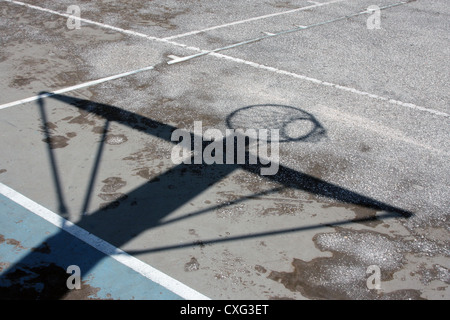 Urban Basketball Hoop Schatten Stockfoto