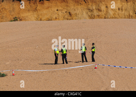 Polizei arbeitet in einem abgesperrten Bereich am Strand UK Stockfoto