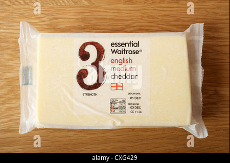 Waitrose englische mittlere Cheddar-Käse Stockfoto