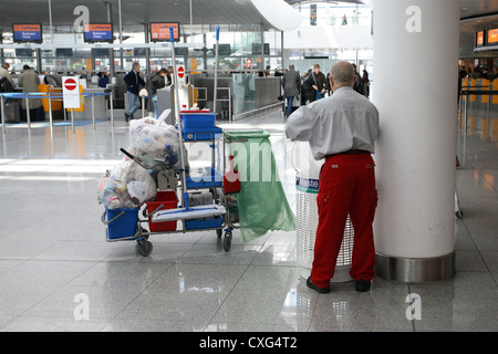 Muenchen, Reinigungspersonal bei der Arbeit am Flughafen Franz Josef Strauß Stockfoto