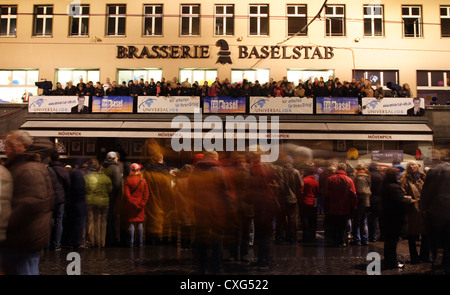 Besucher an der Basler Fasnacht Morgestraich Stockfoto