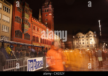 Besucher an der Basler Fasnacht Morgestraich Stockfoto