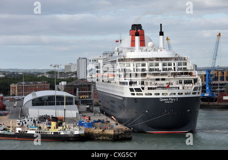 Cunard Luxusliner Queen Mary 2 an der Ocean terminal Southampton vor der Abfahrt nach New York Stockfoto