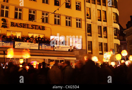 Besucher an der Basler Fasnacht Morgestraich Stockfoto