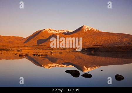 Montieren Sie Black Sunrise spiegelt sich in man Na h Achlaise Lochaber Schottland, Vereinigtes Königreich, Europa Stockfoto